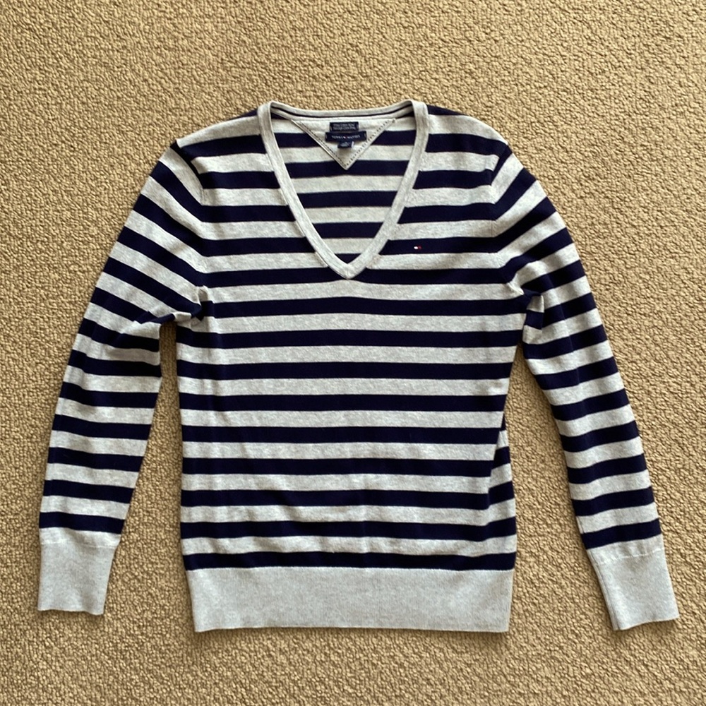 Women’s Tommy Hilfiger navy and gray striped light weight sweater size Medium